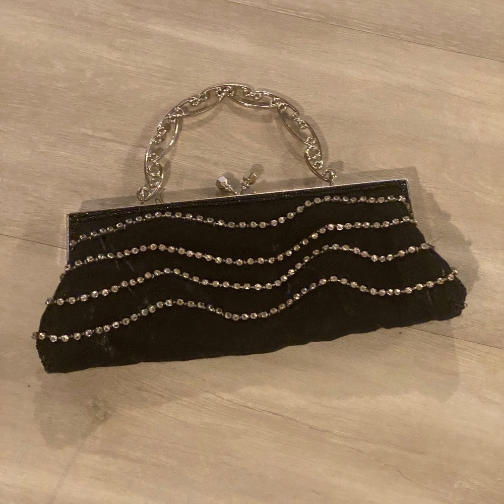 Stunning, vintage purse with gorgeous crystals